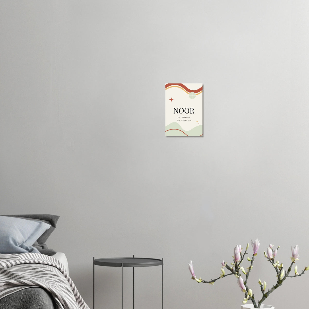 Geboorteposter Momentbogen in kleiner formaat met voorbeeldnaam Noor aan een grijze muur