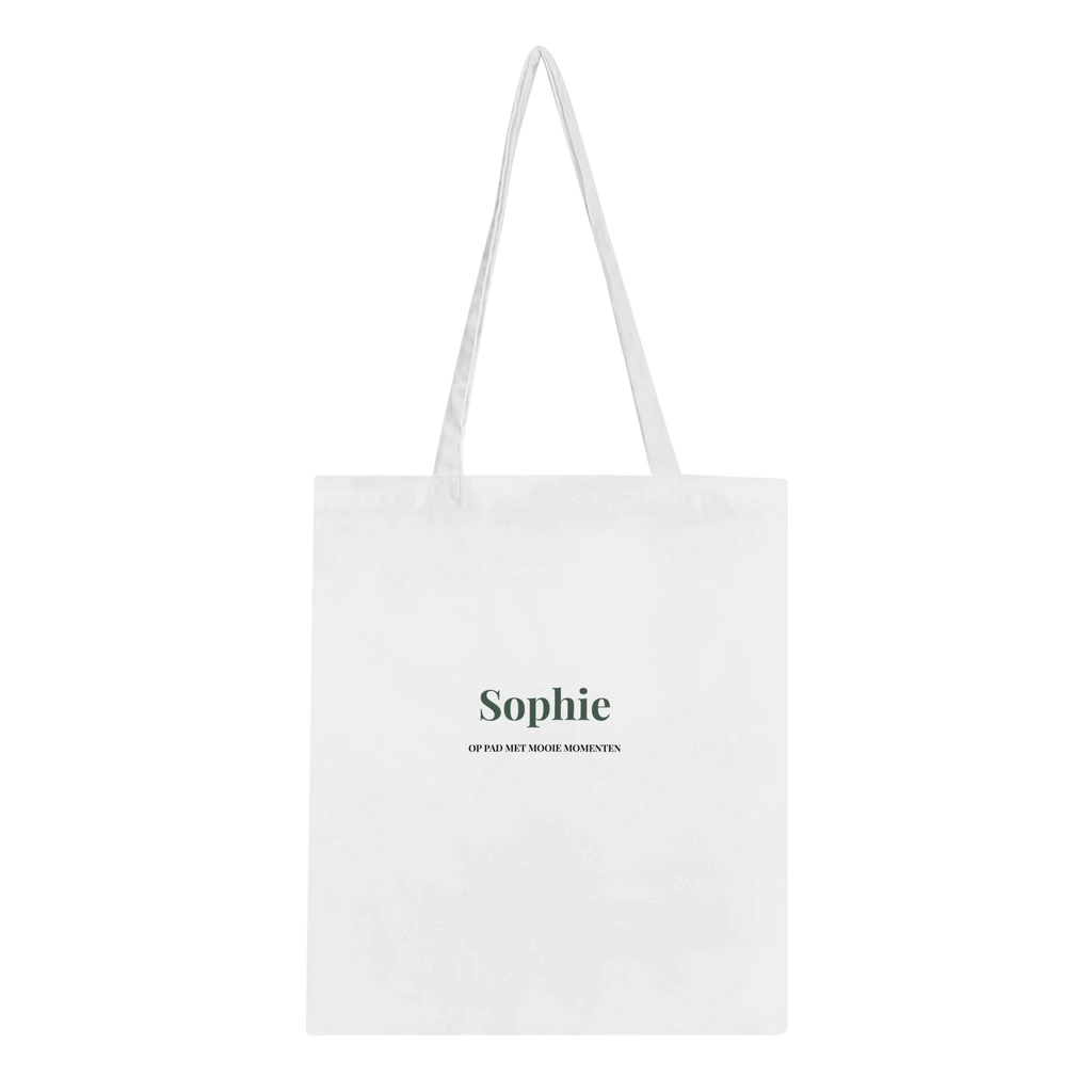 Witte katoenen tas met de voorbeeldnaam Sophie en de tekst Op pad met mooie momenten, vooraanzicht