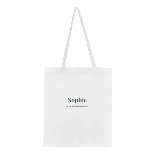 Witte katoenen tas met de voorbeeldnaam Sophie en de tekst Op pad met mooie momenten, vooraanzicht